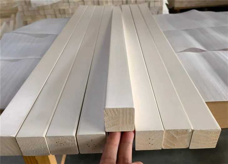 Schodiskový stĺpik s bielym základným náterom
